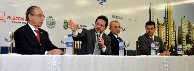 O Presidente do TCE-PE e da Atricon, Conselheiro Valdecir Pascoal discursa no encerramento do IV Encontro Nacional dos Tribunais de Contas ao lado do Vice-Presidente do Tribunal de Contas do Estado de Minas Gerais e Presidente do Instituto Rui Barbosa-IRB, Conselheiro Sebastião Helvecio (esq.); do Presidente do TCE-PE e da Atricon, Conselheiro Valdecir Pascoal e do Conselheiro Corregedor do Tribunal de Contas do Estado de Minas Gerais, Cláudio Couto Terrão (dir.).